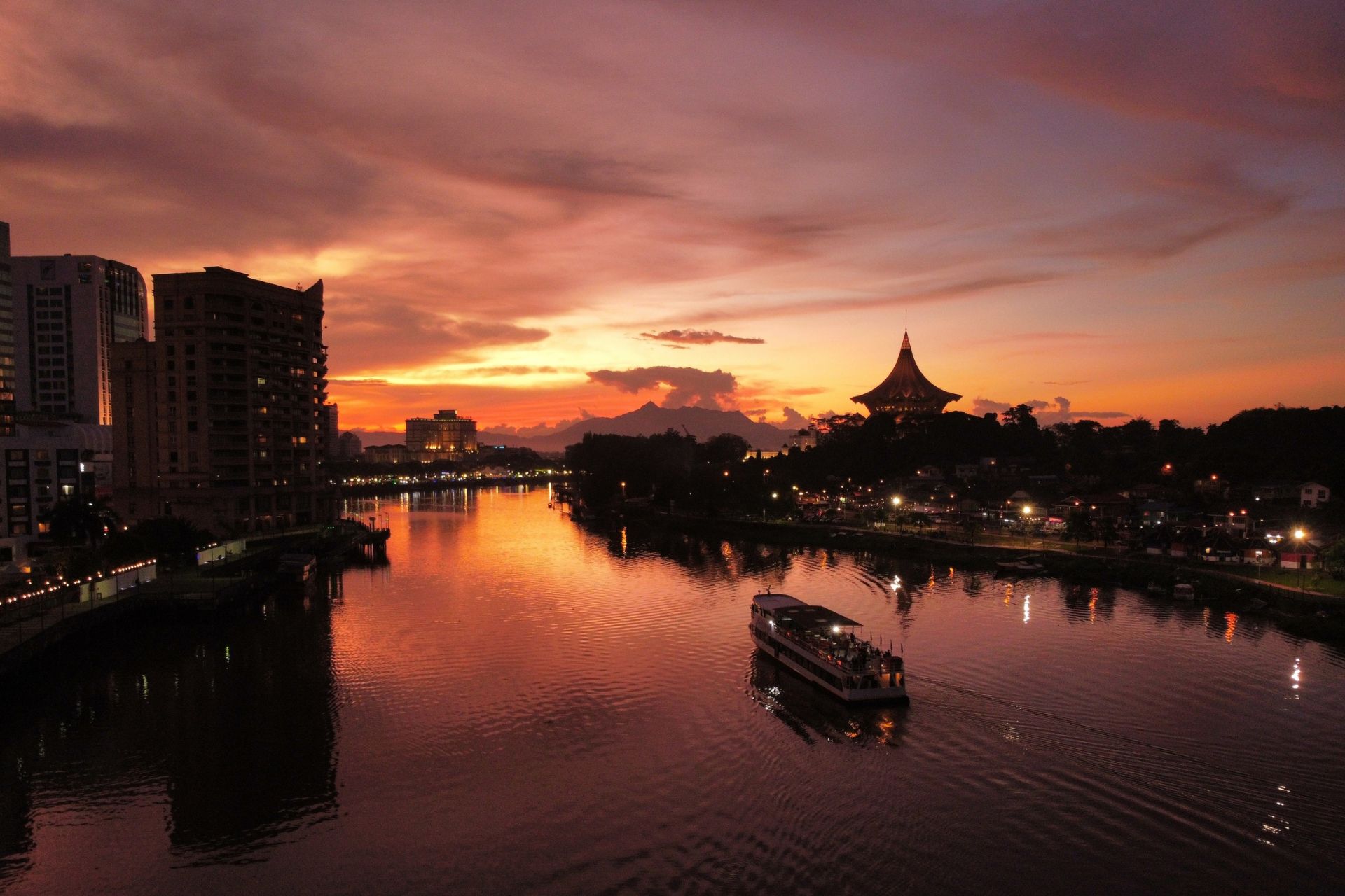 Explore Sarawak River with Sarawak River Cruise